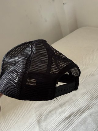 Gorra trucker negra y gris con parche