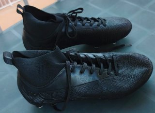 Botas de fútbol negras