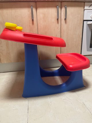 Pupitre infantil rojo y azul