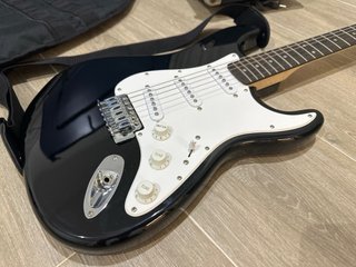 Guitarra Fender Squier Stratocaster + Amplificador