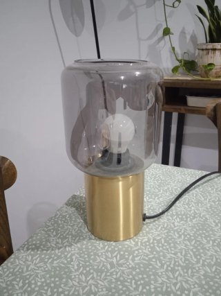 Lámpara de mesa dorada y transparente
