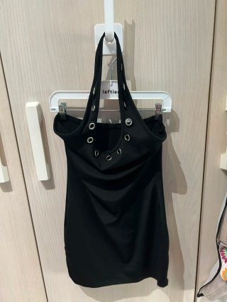 Vestido Negro con Ojetes