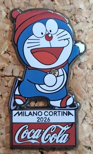 Pin Doraemon Milano Cortina 2026 Coca Cola Rojo
