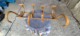 Perchero de metal y madera
