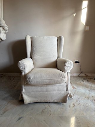 Sillón orejero balancín beige