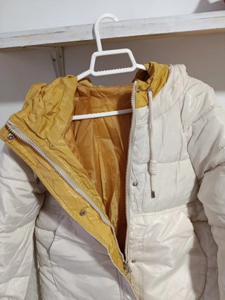Chaqueta acolchada beige y amarilla