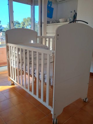 Cuna de bebé blanca con ruedas