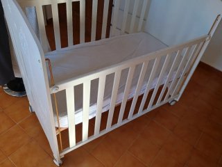 Cuna de bebé blanca con ruedas