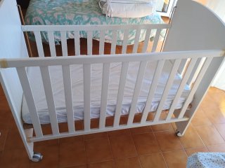 Cuna de bebé blanca con ruedas