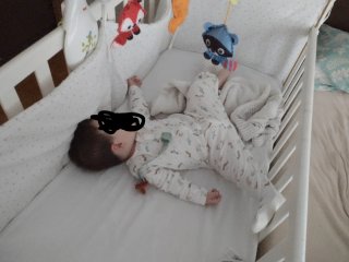 Cuna de bebé blanca con ruedas