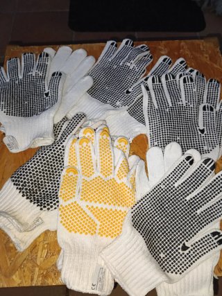Guantes de trabajo algodón y PVC antideslizantes.