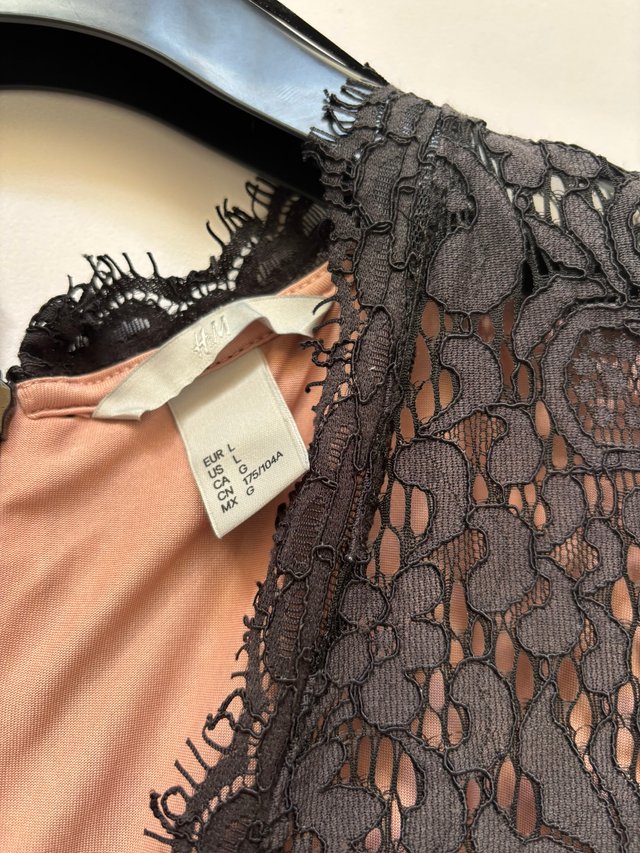 Vestido H&M negro de encaje talla L – elegante