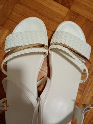 Sandalias blancas con detalles dorados