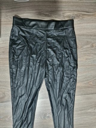 Pantalones efecto piel negros