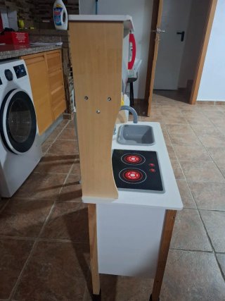 Cocina de juguete de madera.