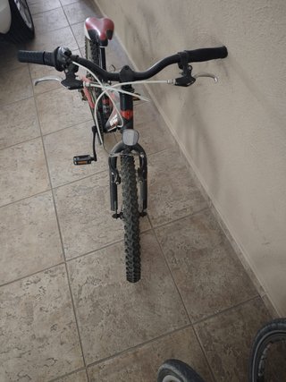 Bicicleta infantil negra y roja