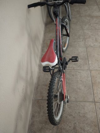 Bicicleta infantil negra y roja