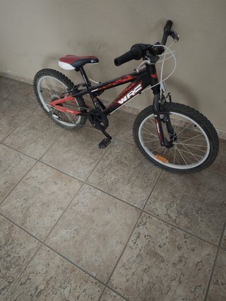 Bicicleta infantil negra y roja