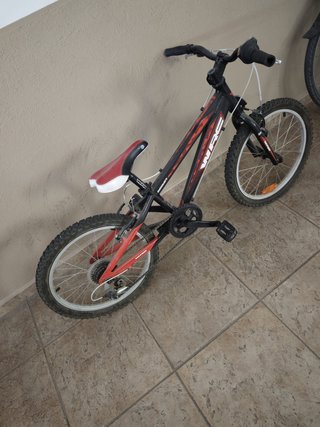 Bicicleta infantil negra y roja