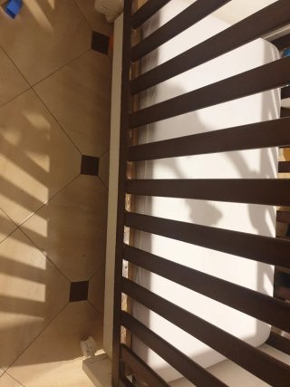 Cuna de bebé de madera y blanca