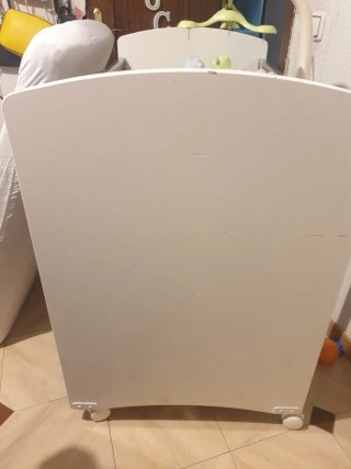 Cuna de bebé de madera y blanca