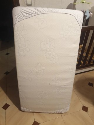 Cuna de bebé de madera y blanca