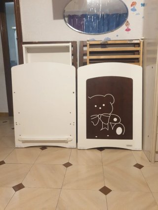 Cuna de bebé de madera y blanca