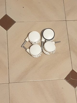 Cuna de bebé de madera y blanca