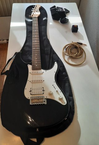 Guitarra Eléctrica Yamaha Negra