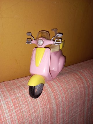 Moto Scooter Barbie Rosa y Amarillo
