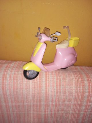 Moto Scooter Barbie Rosa y Amarillo
