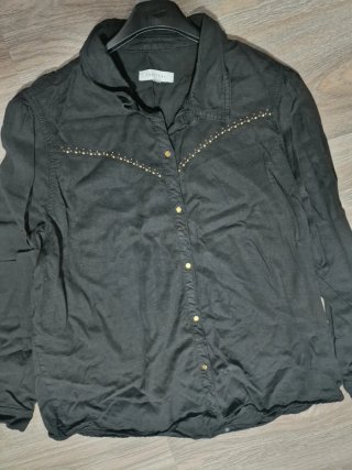 Camisa negra con tachuelas