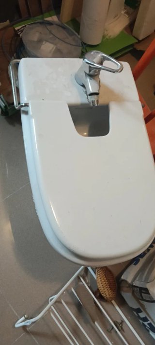 Bidé blanco con grifo