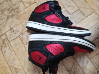 Zapatillas Jordan Negras y Rojas