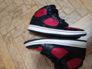 Zapatillas Jordan Negras y Rojas