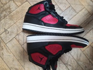 Zapatillas Jordan Negras y Rojas