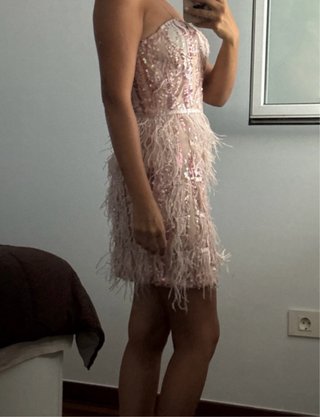 Vestido corto lentejuelas y plumas