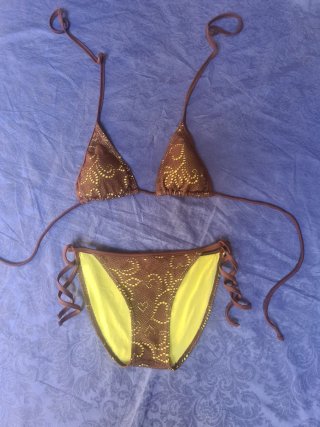 Bikini marrón y verde lima vibrante calado
