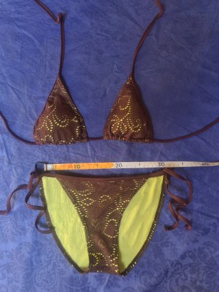 Bikini marrón y verde lima vibrante calado