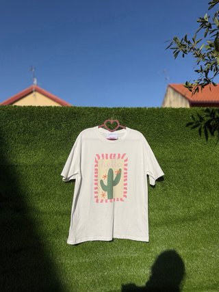 Camiseta con estampado de cactus hello