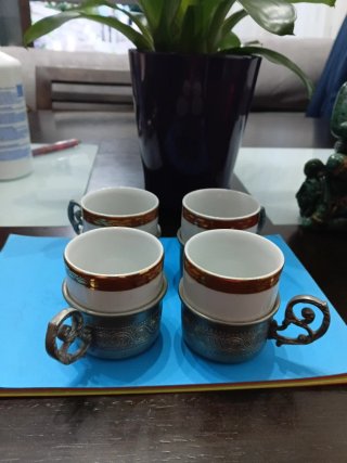 Tazas pequeñas peltre y cerámica