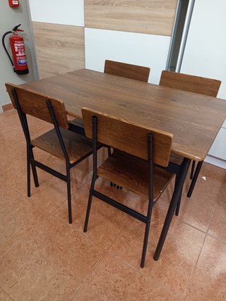Mesa y 4 Sillas Comedor