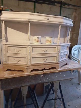 Mueble tocador blanco y beige de madera