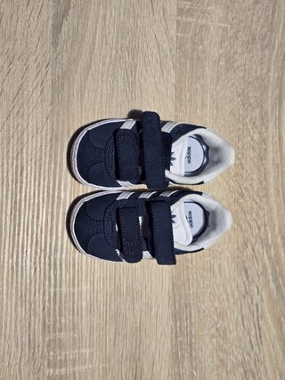2 pares zapatos bebe Adidas. Talla 19
