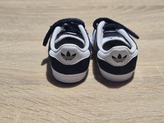 2 pares zapatos bebe Adidas. Talla 19