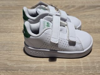 2 pares zapatos bebe Adidas. Talla 19