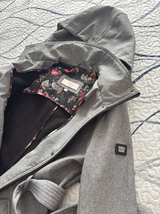 Parka impermeable gris con cinturón
