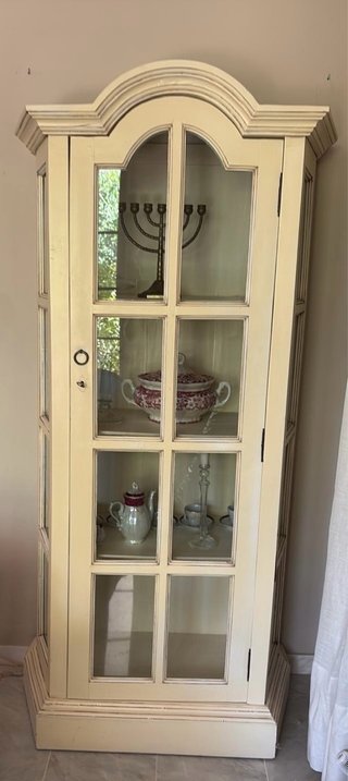 Vitrina clásica de madera y cristal