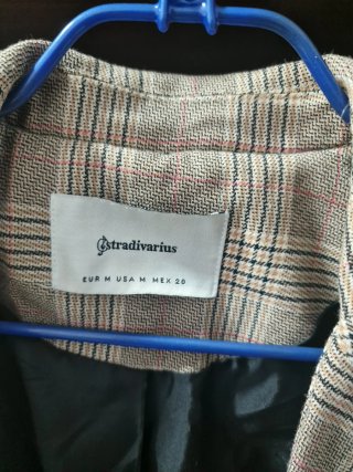 Blazer Stradivarius cuadros beige y negro