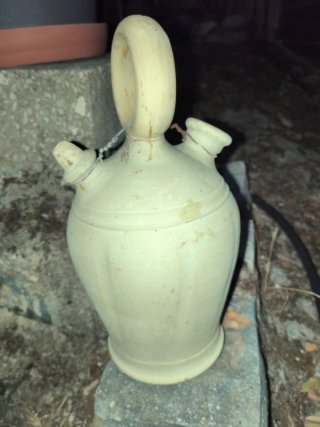 Botijo de barro antiguo
